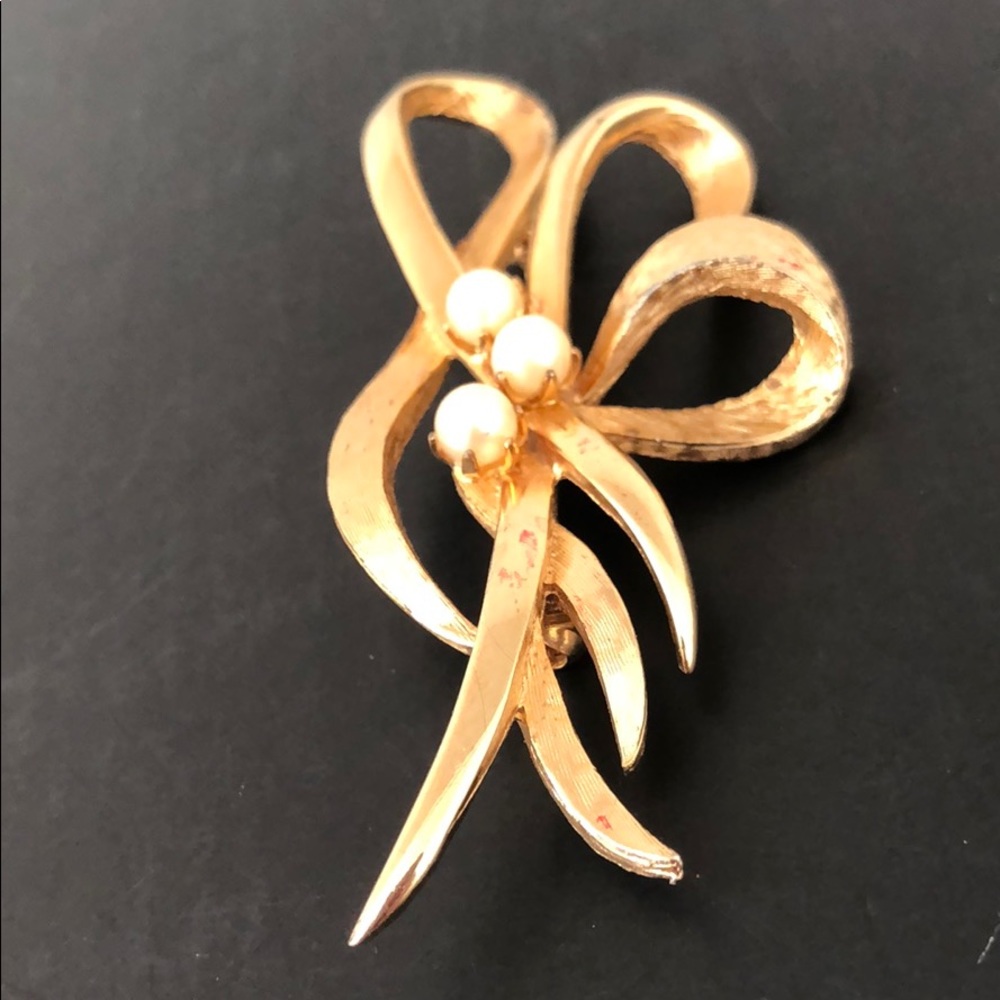 VINTAGE GOLDTONE RIBBON WITH TRI PEARLS BROACH